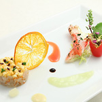 カニと白身魚のセルクル　カレー風味のヨーグルトソース