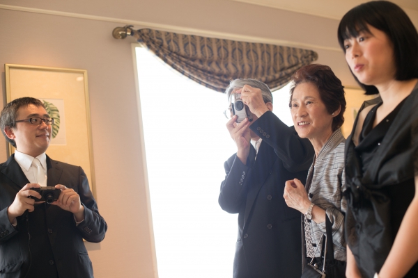 家族に見守られ花嫁になる