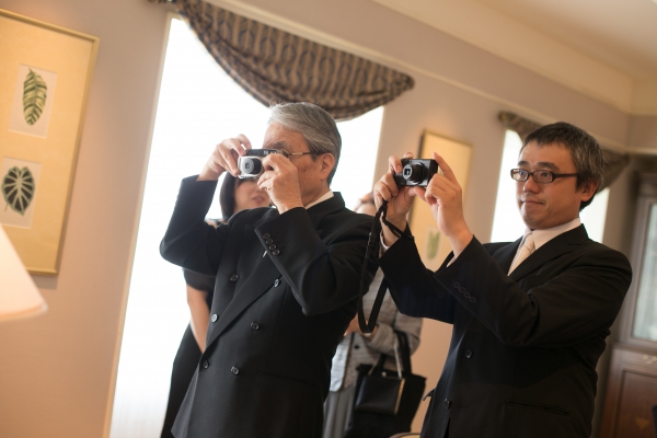 家族に見守られ花嫁になる