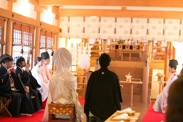 家族に見守られ花嫁になる