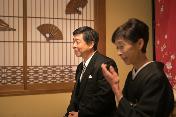 親族と親しい人を招いた祝言