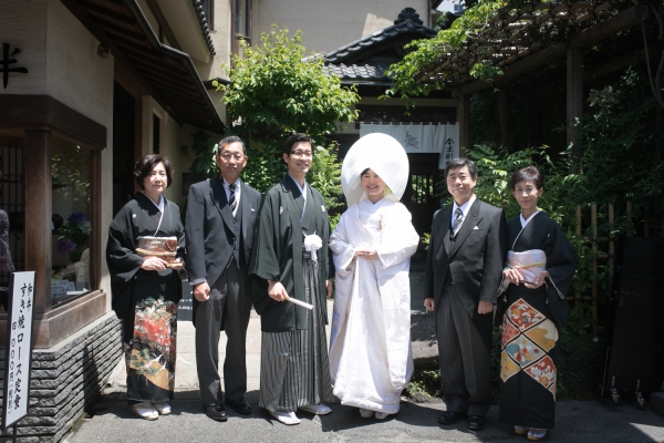 親族と親しい人を招いた祝言