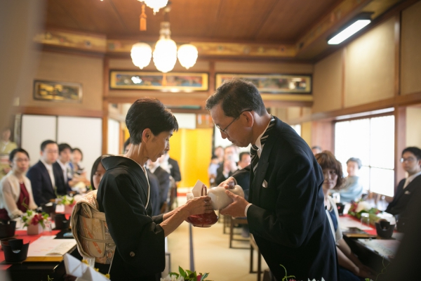 親族と親しい人を招いた祝言