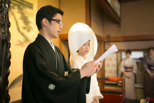 親族と親しい人を招いた祝言