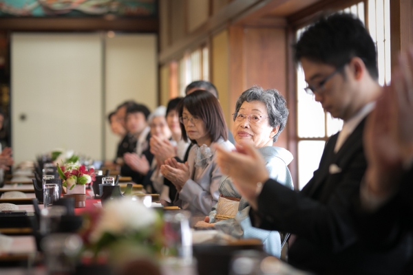 親族と親しい人を招いた祝言