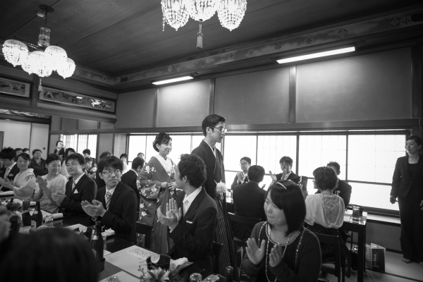 親族と親しい人を招いた祝言