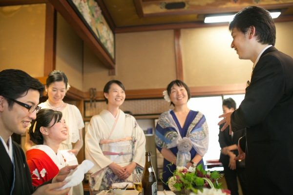 親族と親しい人を招いた祝言