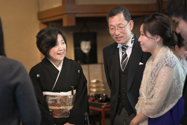 親族と親しい人を招いた祝言