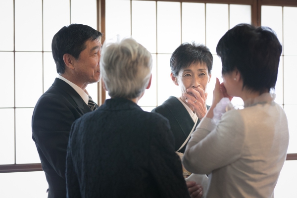 親族と親しい人を招いた祝言