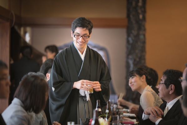 親族と親しい人を招いた祝言