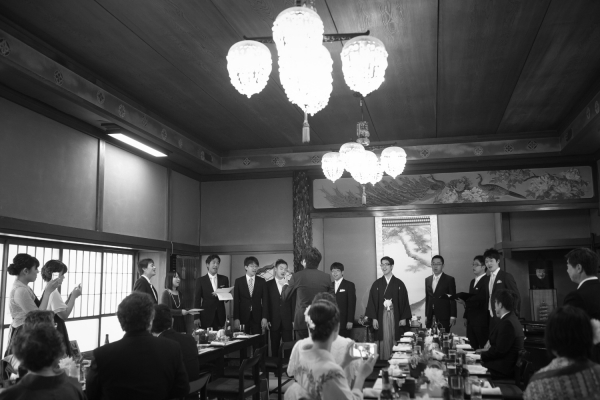 親族と親しい人を招いた祝言