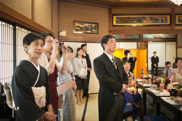 親族と親しい人を招いた祝言