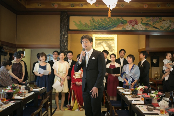 親族と親しい人を招いた祝言