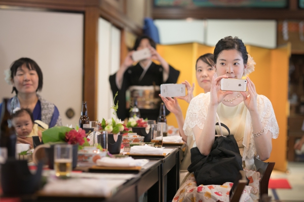 親族と親しい人を招いた祝言