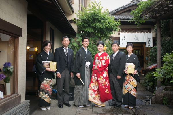 親族と親しい人を招いた祝言